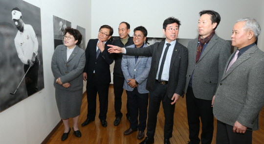 상명대학교 영상미디어연구소와 한국프로골프협회(KPGA)가 20일 서울 종로구 상명대 예술디자인센터 갤러리에서 '다이내믹 KPGA'을 개최했다. KPGA 공식사진기자로 활동하고 있는 민수용 포토그래퍼의 작품으로 꾸며진 본 사진전은 상명대 디지털이미지학과 양종훈 교수가 전시 및 출판을 기획했다. 상명대 김종희 부총장(맨 왼쪽) 등 관계자들이 사진을 살펴보고 있다. 상명대 제공